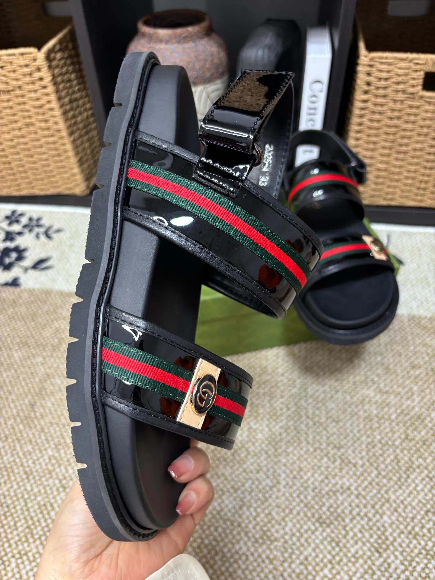 Factory 💰 300 yuan Gucci slippers] high-end men's shoes brand official website 1:1 latest masterpiece: original mold customization, the fabric is made of imported original materials, upgraded outsole, lighter and non-slip. The market's top quality, simple yet tasteful, a must-have for fashionistas, fashionable at your feet, full of confidence, the same style at the counter 👍The season of summer slippers is here. Code: 38-45 (45 customized)